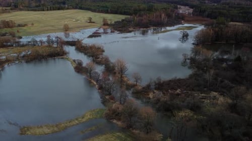 Une route inondée à travers les bois et les champs. Drone.