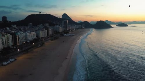 Vista aérea de la costa de Río de Janeiro con un Zumbido en la Hora Dorada
