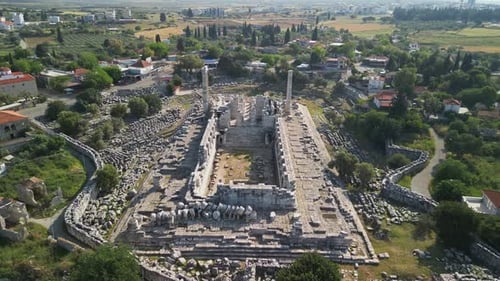 Descente aérienne au-dessus des ruines du temple d'Apollo à Didyma Turkiye