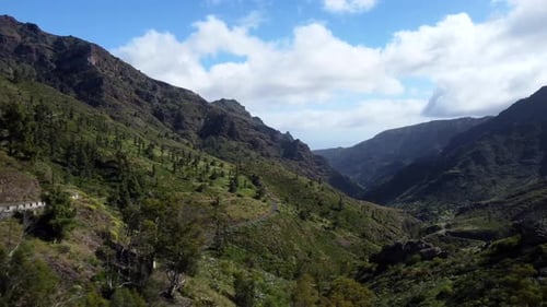 Filmmusik Drohnenaufnahme, Gebirgstal und wunderschöne Naturlandschaft