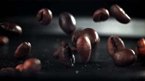 Des grains de café tombent sur la table, filmés par une caméra haute vitesse à 1000 images par seconde