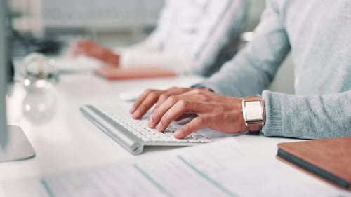 Digitação, teclado e mãos do trabalhador de negócios no computador para projeto, proposta e pesquisa on-line