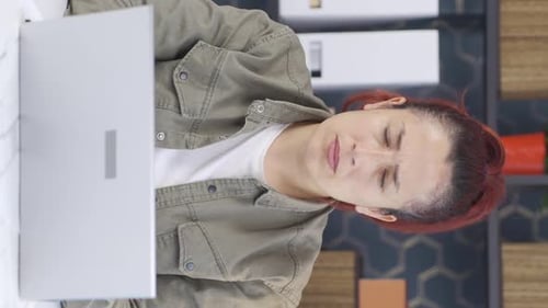 Vertikales Video einer müden Geschäftsfrau, die unglücklich und traurig ist.