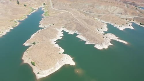 Vue aérienne de la rive du barrage