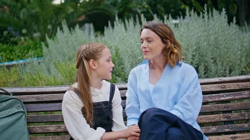 Mama, Kind, Sitzbank, spricht zusammen, Nahaufnahme, weibliches Elternteil, schaut Kind