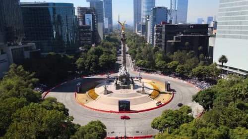 Pull back in racing exhibition of F1 in Mexico City