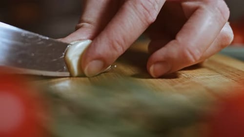 Cortar un diente de ajo con un cuchillo de cerca