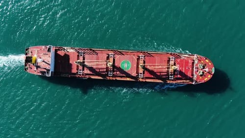 Vista aérea de un buque marítimo que navega en el mar