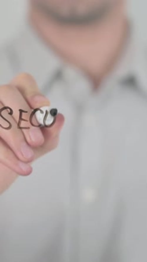 Sicherer Datenaustausch, mit der Hand auf den Bildschirm schreiben, vertikales Video