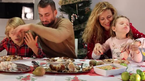 Família extensa feliz almoçando de Ano Novo na mesa de jantar. Família caucasiana jantando, pai