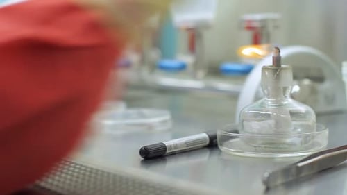 Wissenschaftliche Handwärmpinzette mit Kerzenflamme für Laboruntersuchungen