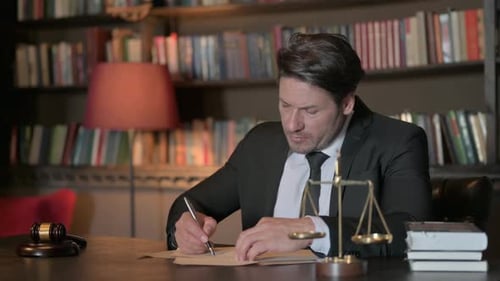 Abogado masculino tenso que intenta escribir un documento legal