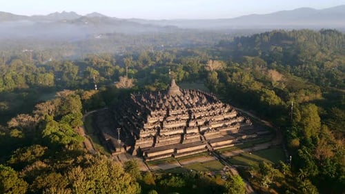 Vue aérienne du temple de Borobudur entouré d'une jungle luxuriante, centre de Java, Indonésie
