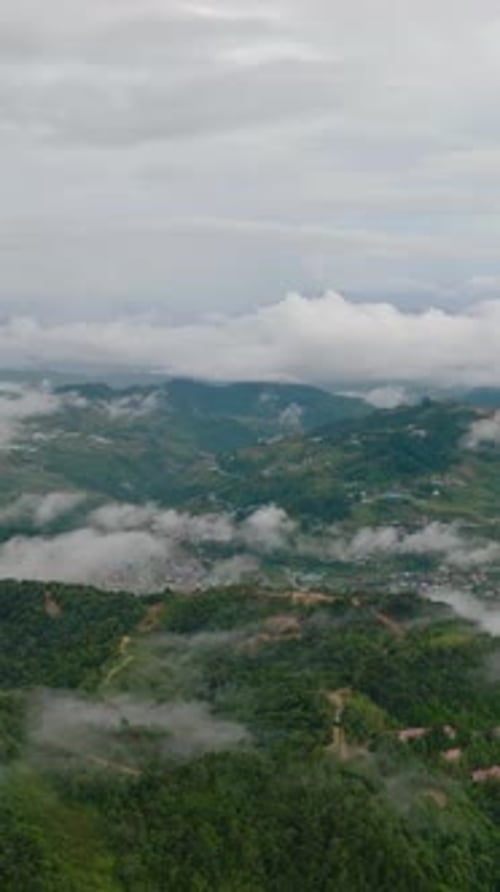 Terres agricoles et montagnes avec forêt verte Bornéo Malaisie