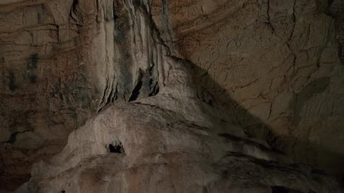 große Stalaktitenstruktur in einer Höhle