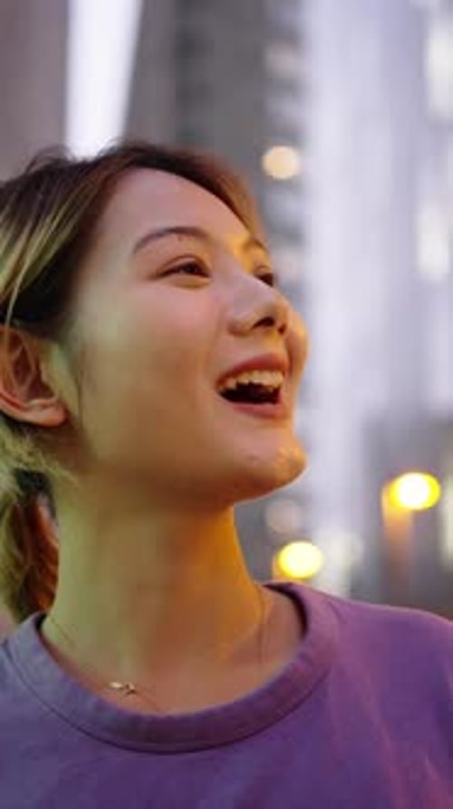 Expression positive d'une jeune étudiante caucasienne asiatique debout devant la ville