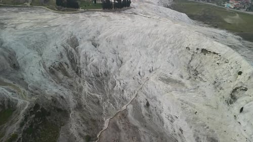 Blick auf die aufsteigende und sich drehende Drohne über den Travertinen von Pamukkale