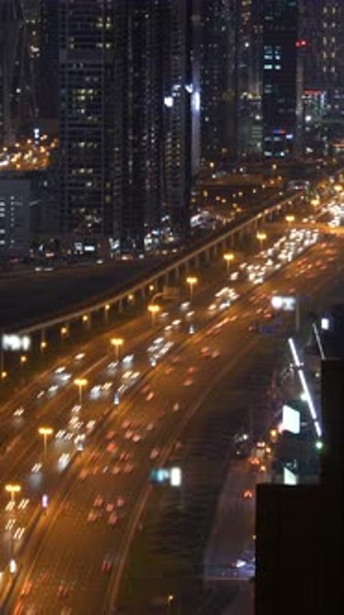 Découvrez une circulation nocturne animée dans un paysage urbain moderne rempli d'énergie vitale et de lumières vives