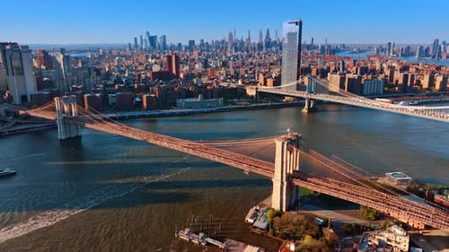 The Manhattan and Broadway Bridges over the East River in New York.