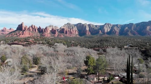 Drohne 4K. Sedona, Arizona. Vororte, Straße, Fahrzeuge und Aussicht. Tagsüber. Teilweise bewölkter Himmel.