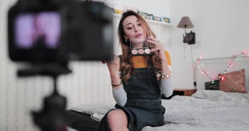 Vídeo tutorial de maquillaje grabado por un influencer en casa