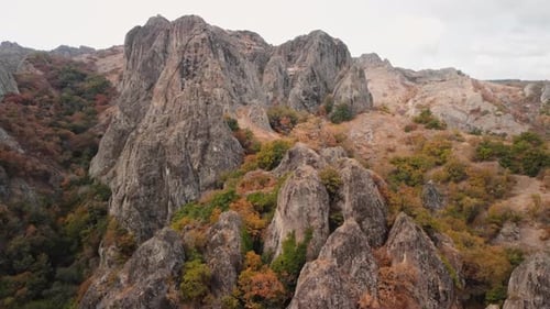 Une crête montagneuse complexe présente de multiples formations géologiques stratifiées, parfaites pour les explorateurs