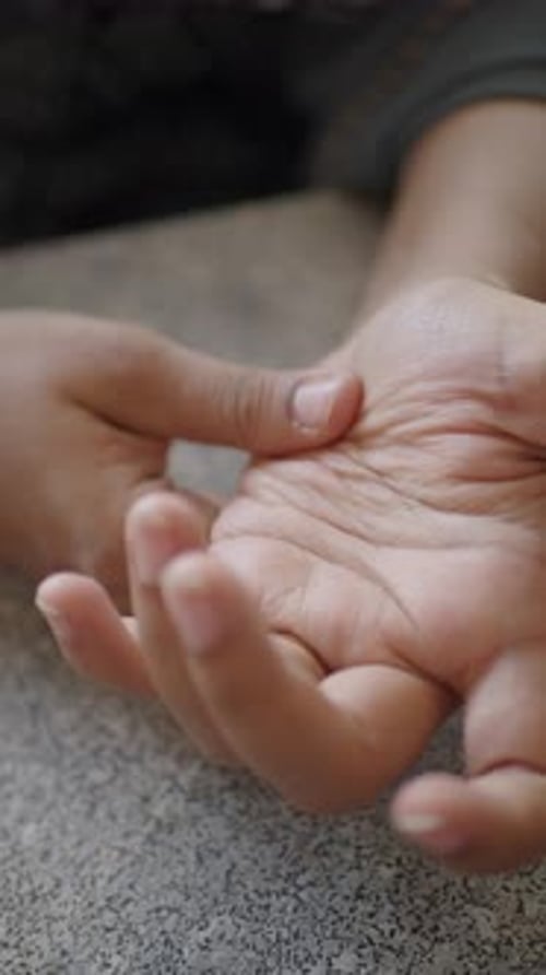 Hände junger Frauen leiden unter Handgelenksschmerzen