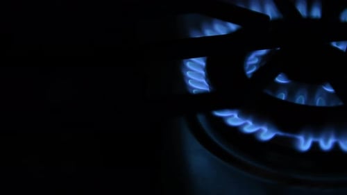 Diaaufnahme von zwei Gasbrennern, die eingeschaltet werden, Gaspreise.