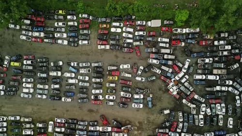 Luftaufnahmen verlassene zerstörte Autos auf Schrott
