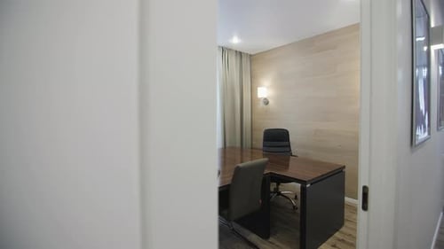 Escritório doméstico equipado para reuniões em apartamento luxuoso