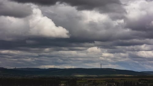Unheimliche stürmische dunkle Wolken ziehen über den Himmel