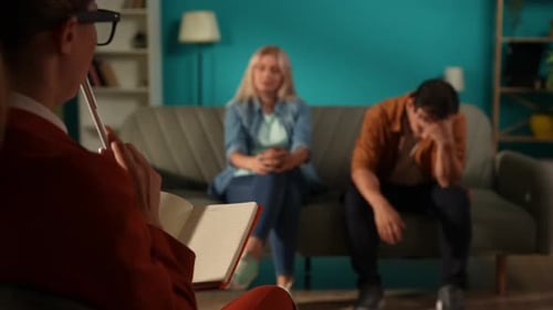 Asesoramiento familiar: una psicóloga anota en un cuaderno una lista de los problemas de la pareja