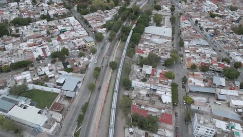 Luftaufnahme eines Güterzuges, der die Stadt Aguascalientes durchquert
