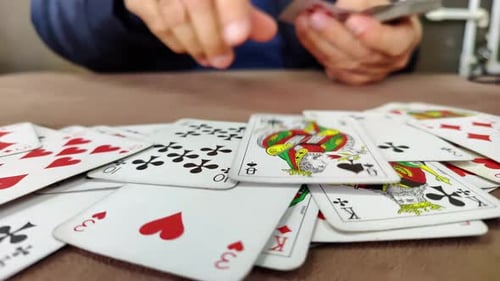 Homem jogando Texas Poker Card 2