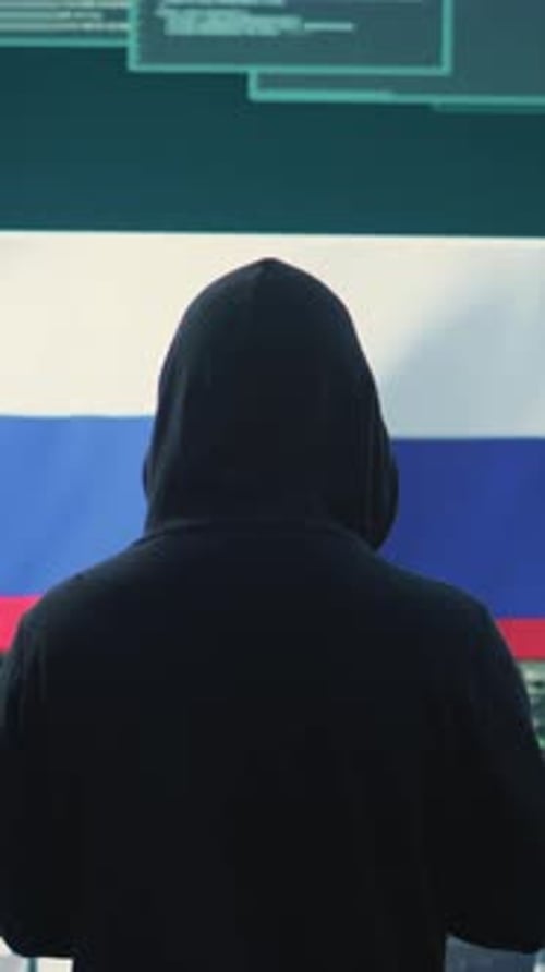 Vidéo verticale : personne malhonnête dans une salle de cybersécurité russe, systèmes de piratage