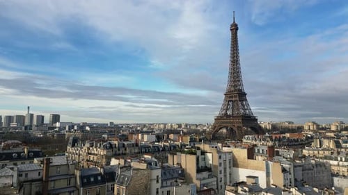 Besichtigen Sie den Eiffel und das Pariser Stadtbild, Frankreich. Aufsteigende Luft und Himmel als Kopierraum
