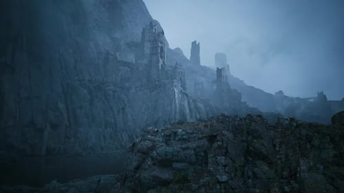 Ruines anciennes enveloppées de brume avec des falaises abruptes et des eaux sombres