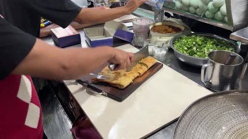 Le processus de fabrication ou de cuisson d'un Martabak Telur ou d'œufs Martabak, de la nourriture de rue indonésienne.