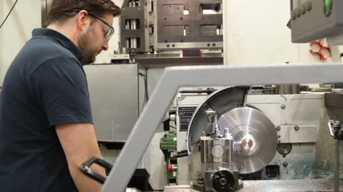 Trabajador que opera un torno en una planta de fabricación de metales