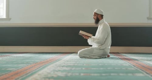 Koran, Islam und Menschenlesung für Glauben in einer Moschee für Gebet, Frieden