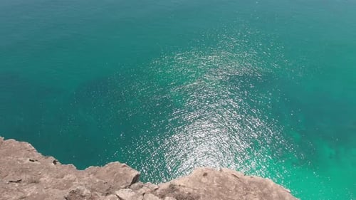 Vue aérienne d'une mer et de rochers incroyablement propres, Sultanat d'Oman