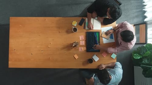 Groupe de personnes diverses partageant des idées tout en écrivant sur des notes autocollantes. Convocation
.
