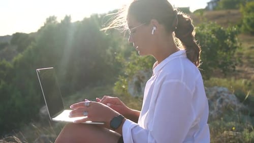 Frau Laptop Park arbeitet aus der Ferne an der Küste Glücklich Erfolgreiche Frau Freiberuflerin arbeitet an
