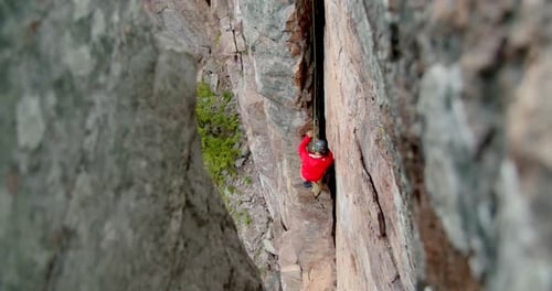 Felskletterer erklimmt gespaltenen Felsen im Yosemite-Nationalpark in Zeitlupe