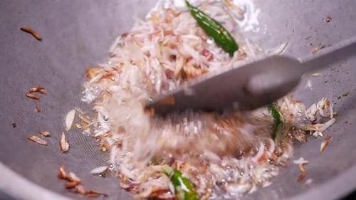 Zwiebel auf Pflanzenöl in die Pfanne geben