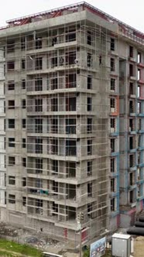 Vídeo vertical: progresión de la construcción: vista aérea de sitios de construcción y apartamentos de lujo