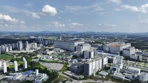 Vue aérienne de l'immense usine de semi-conducteurs d'Icheon