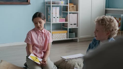 Garota falando sobre segurança rodoviária e conscientização na sala de aula