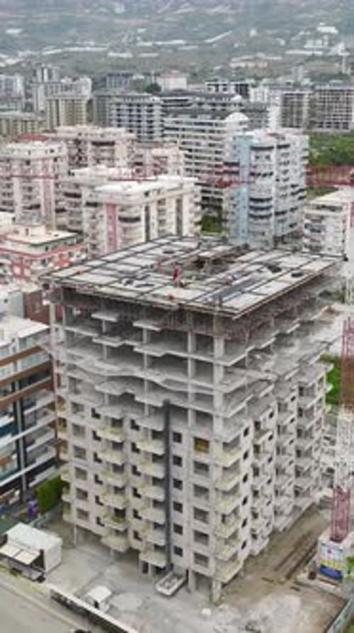 Paisajismo costero que rodea propiedades elegantes