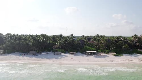 Vue panoramique, côte tropicale de Tulum, Mexique et océan calme avec hôtels